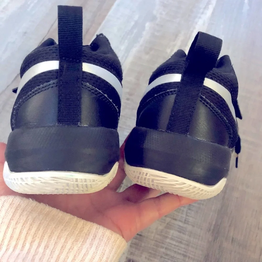 Nike team hustle D8 black boys sneakers